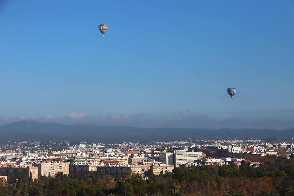 Así han sobrevolado Córdoba los Reyes Magos, en imágenes (I)