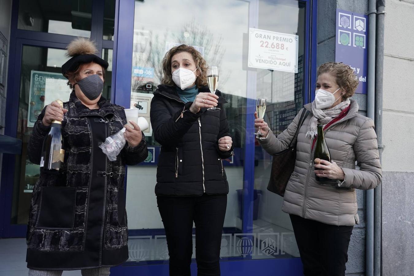 Champán y sonrisas escondidas bajo mascarillas para poner el broche de oro a unas navidades atípicas. 