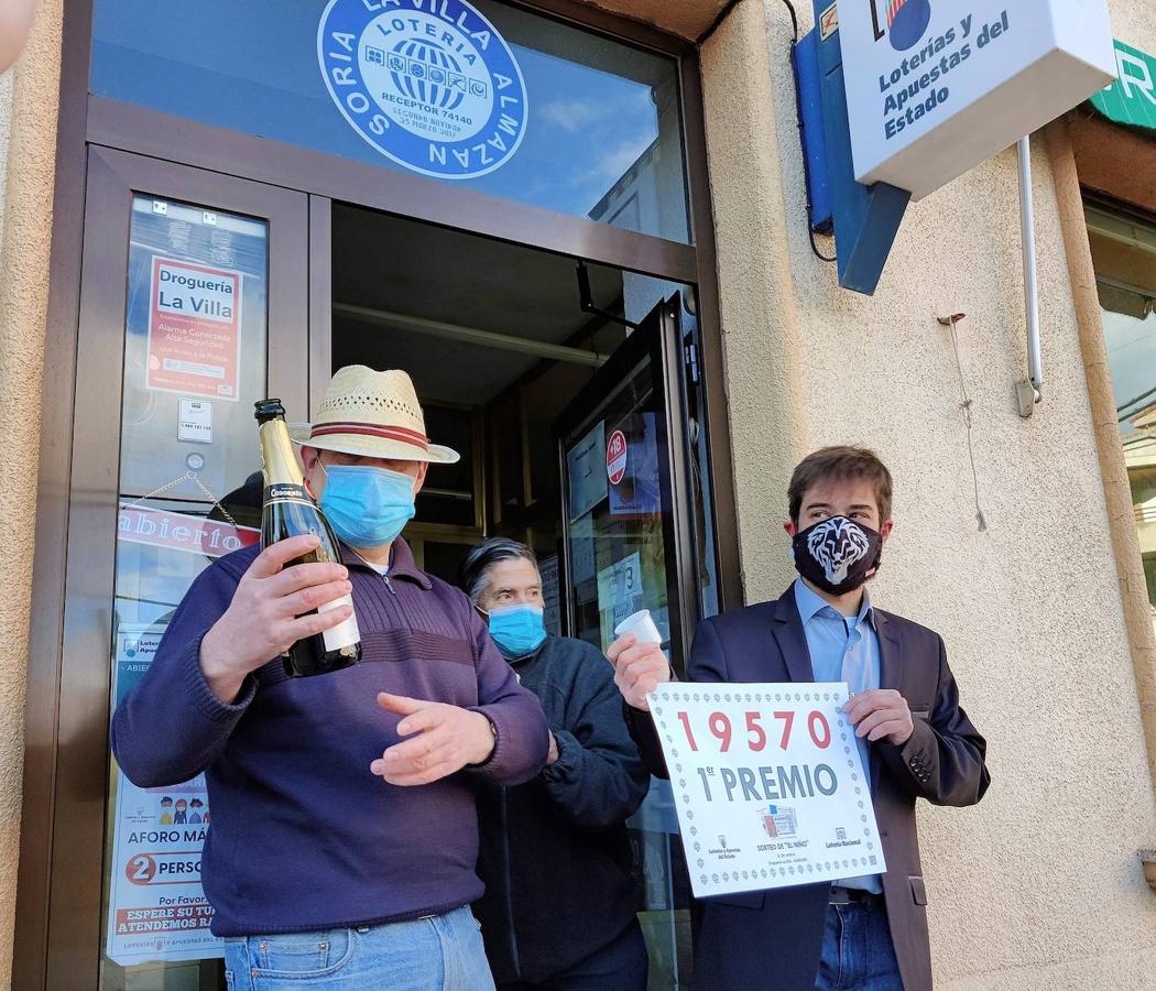 Champán y sonrisas escondidas bajo mascarillas para poner el broche de oro a unas navidades atípicas. 