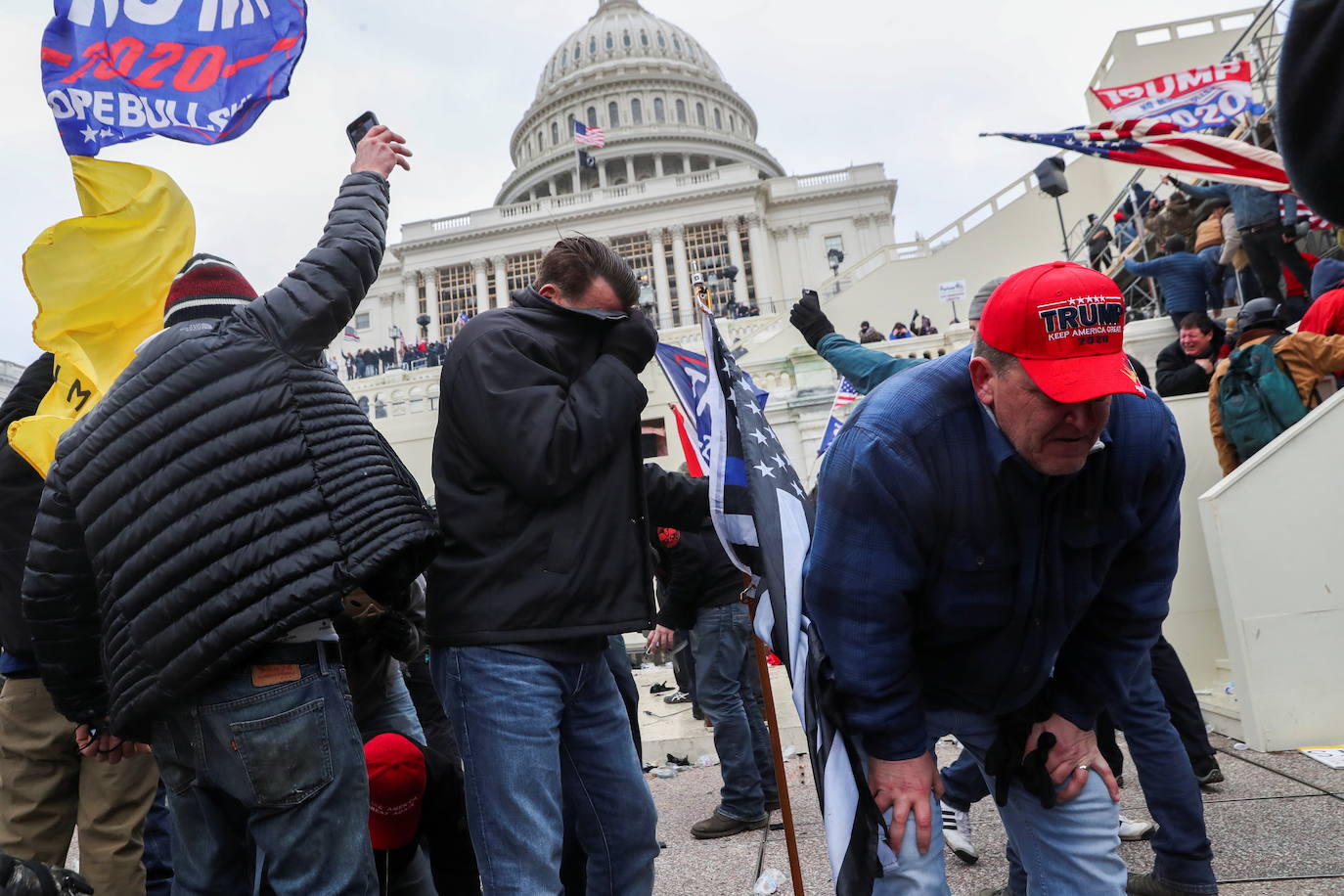 La policía ha empleado gas lacrimógeno para disolver el cerco al Capitolio. No obstante, las autoridades de Washington han decretado el toque de queda para poner fin a la protesta. 