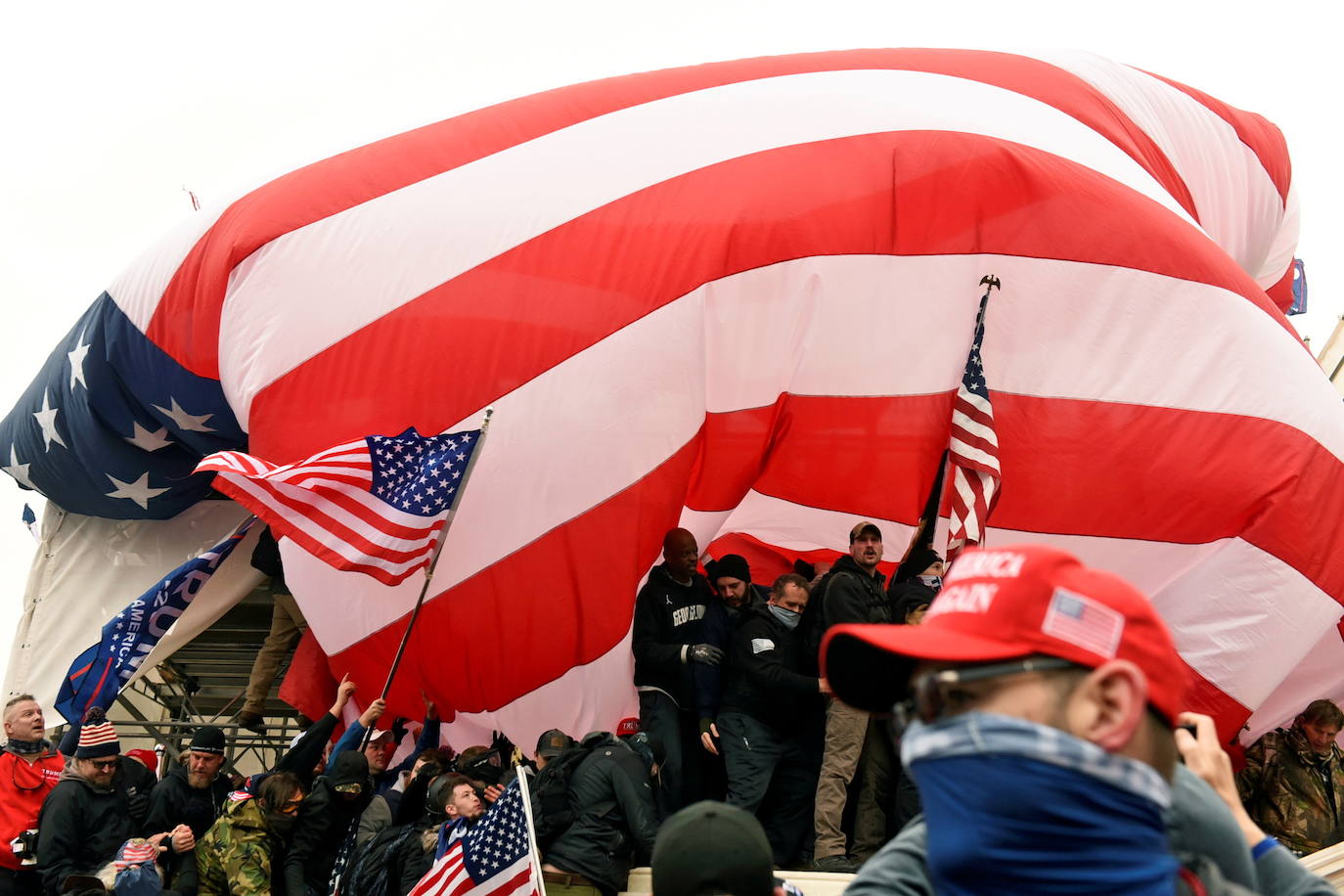 Los manifestantes han cercado el Capitolio a primera hora de la tarde y provocaron las llamadas a la calma de Biden y el propio Trump. 