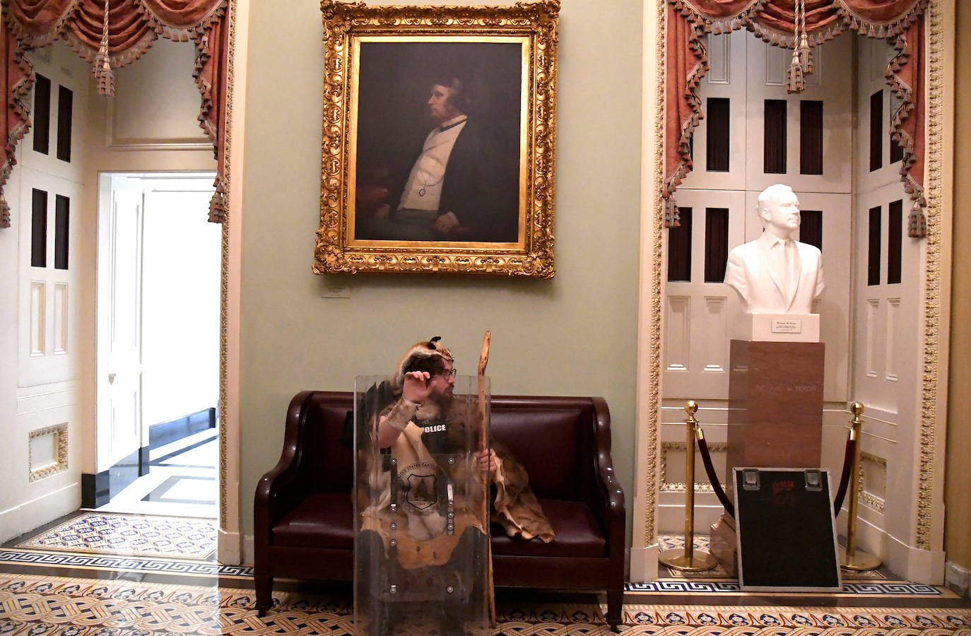 Un manifestante, en el interior del Capitolio, armado con lo que parece un escudo de los que utiliza la policía. 