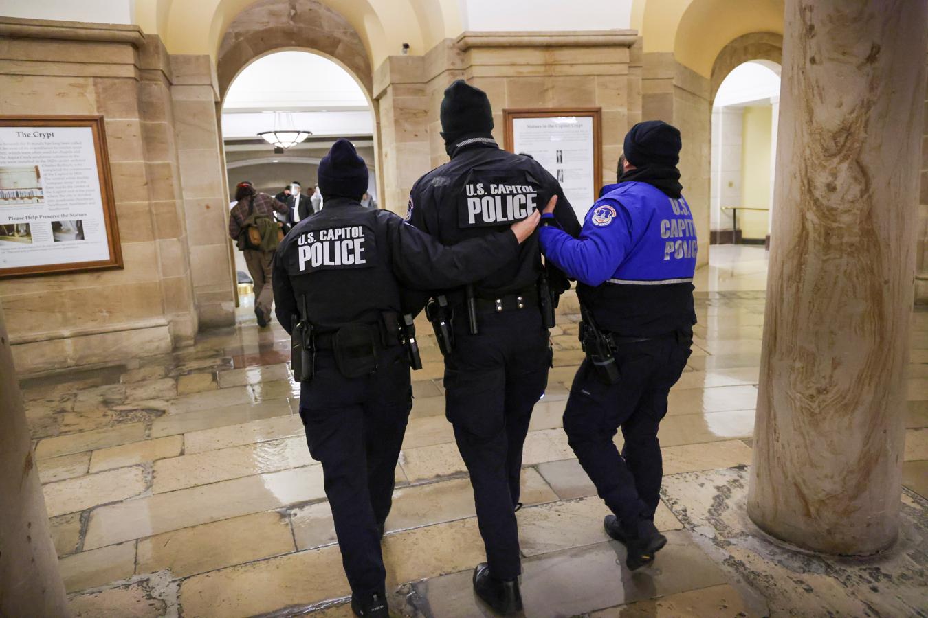 La Policía intenta frenar el asalto al Capitolio, protagonizado por partidarios de Trump. 