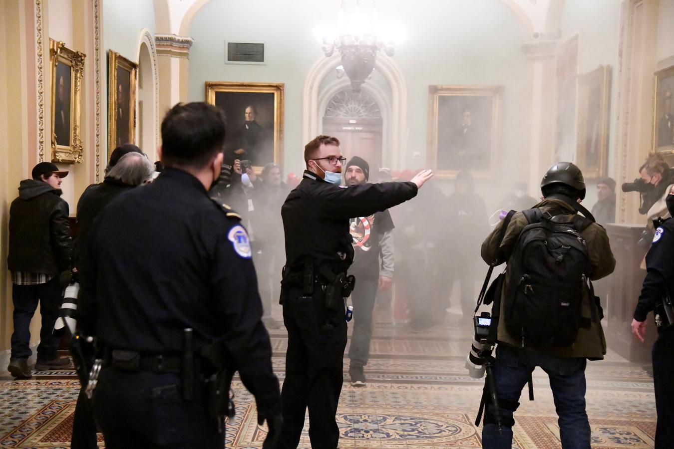 La Policía intenta frenar a los manifestantes en el asalto al Capitolio. 