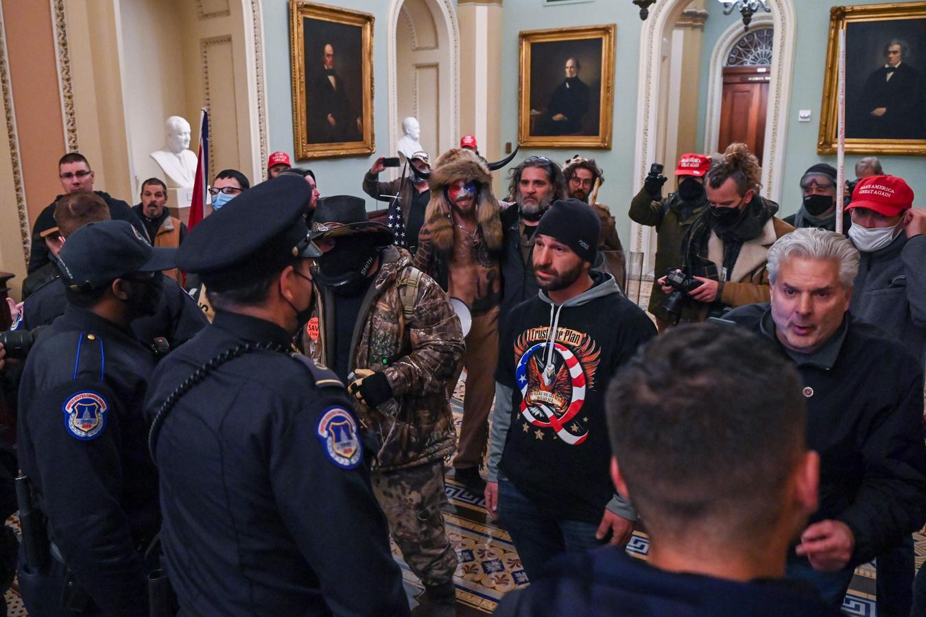 Los agentes intentan cortar el paso a los manifestantes que han entrado al Capitolio. 