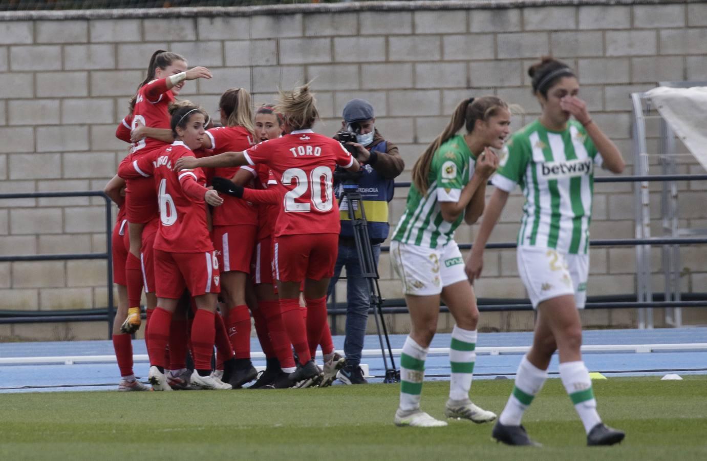 Las mejores imágenes del derbi entre el Betis Féminas y el Sevilla F.C.