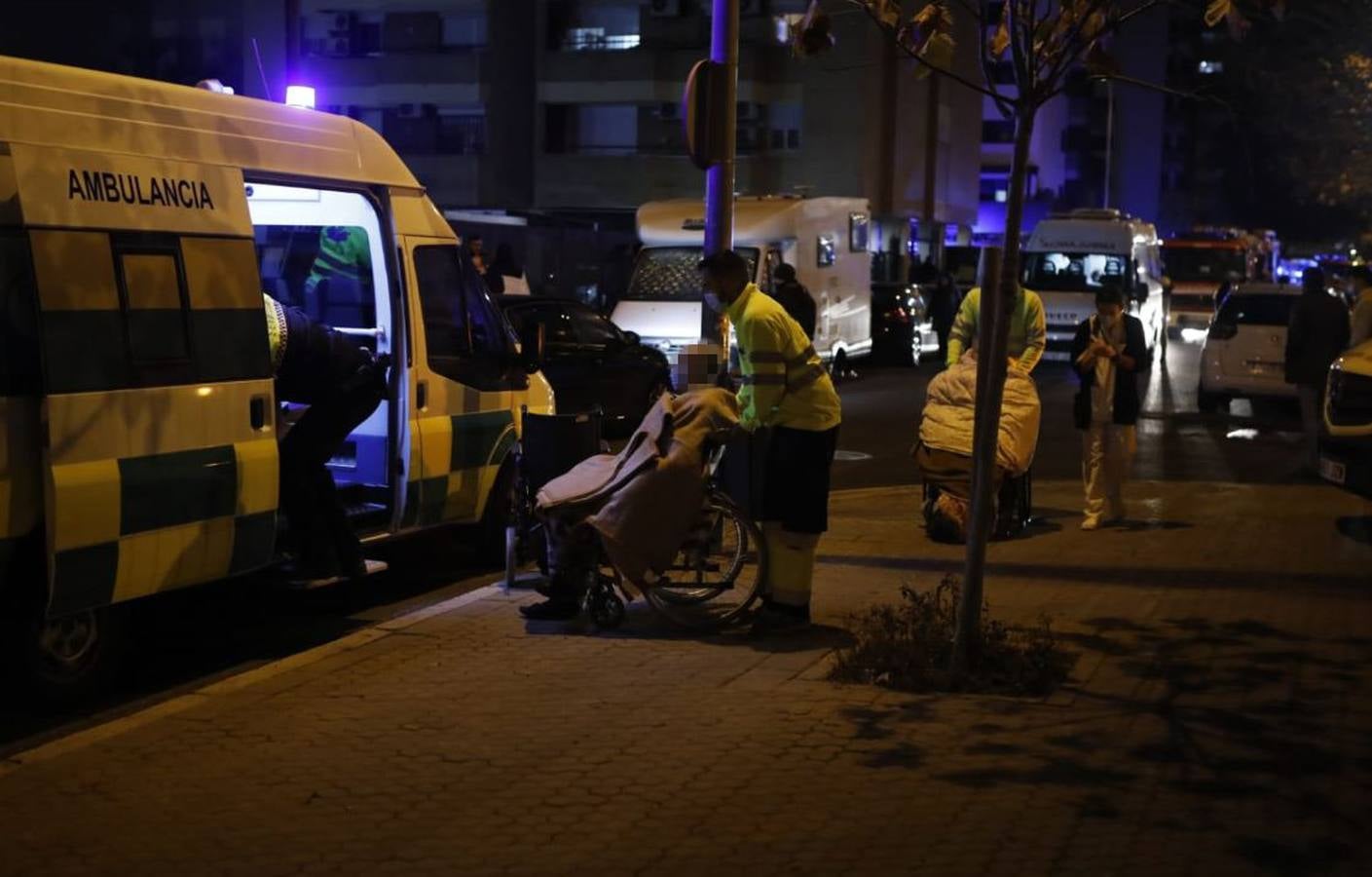 En imágenes: incendio de alcance en la residencia de ancianos de la calle Baltasar Gracián de Sevilla