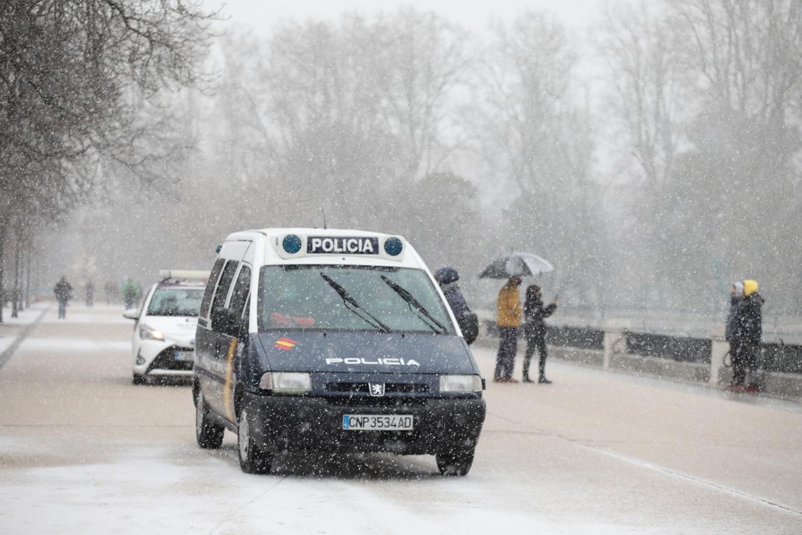 Un furgón de la Policía Nacional, junto al estanque del Parque del Retiro. 