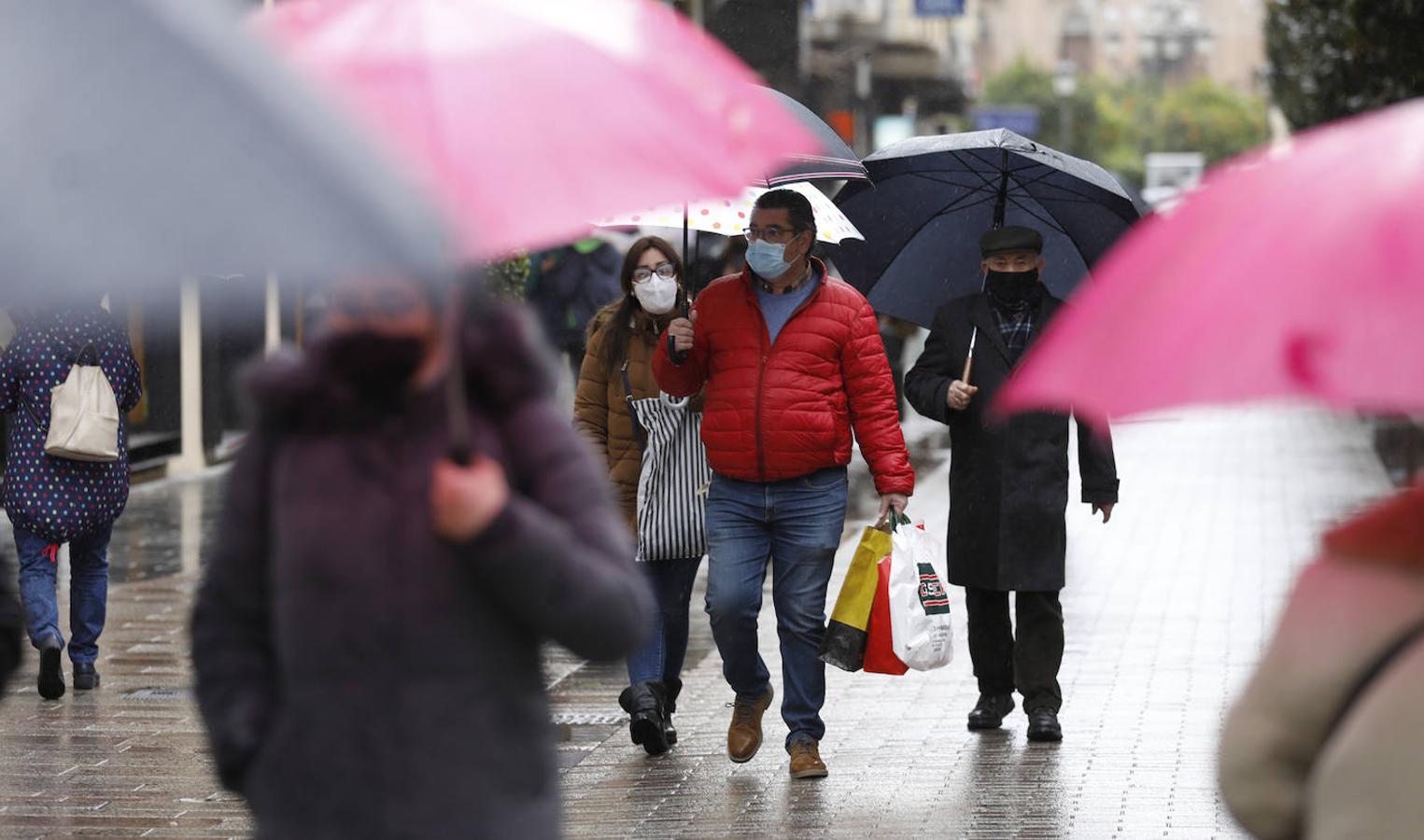 En imágenes, rebajas pasadas por agua en Córdoba