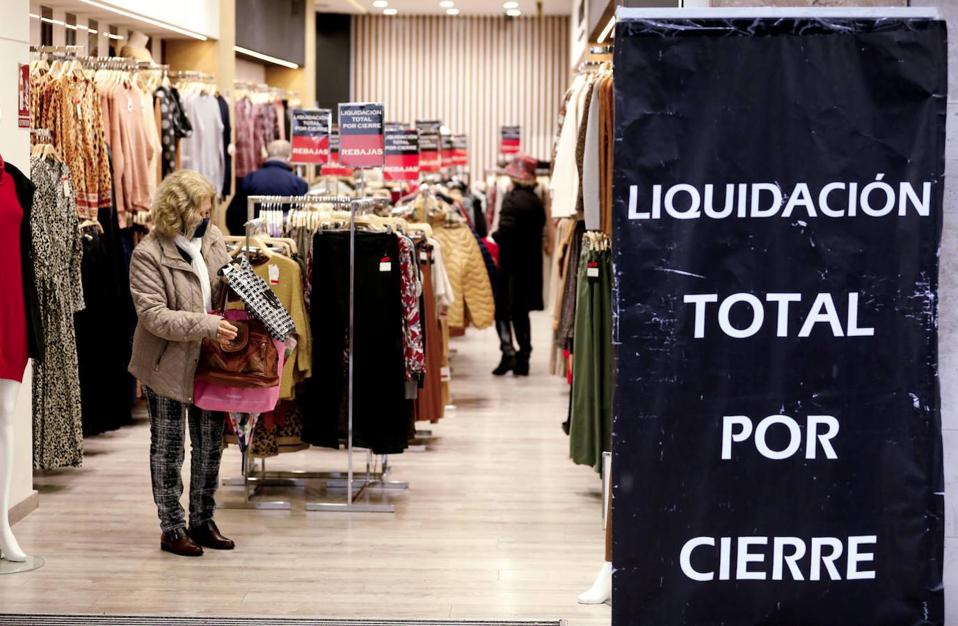 En imágenes, rebajas pasadas por agua en Córdoba