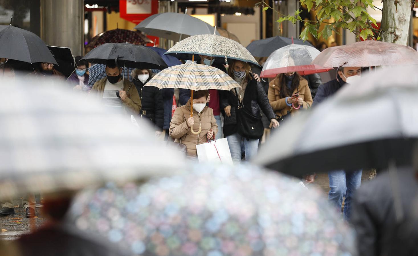 En imágenes, rebajas pasadas por agua en Córdoba