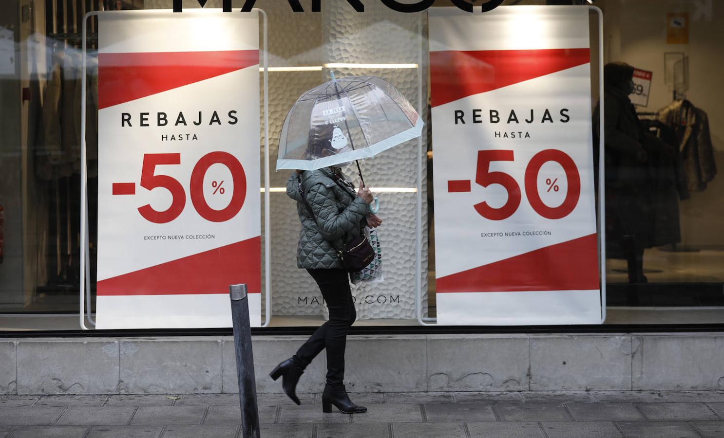 En imágenes, rebajas pasadas por agua en Córdoba