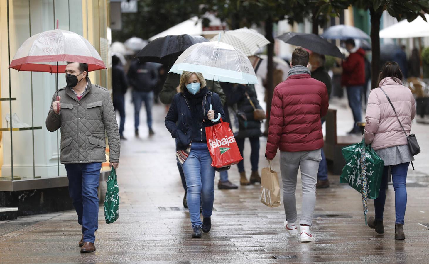 En imágenes, rebajas pasadas por agua en Córdoba