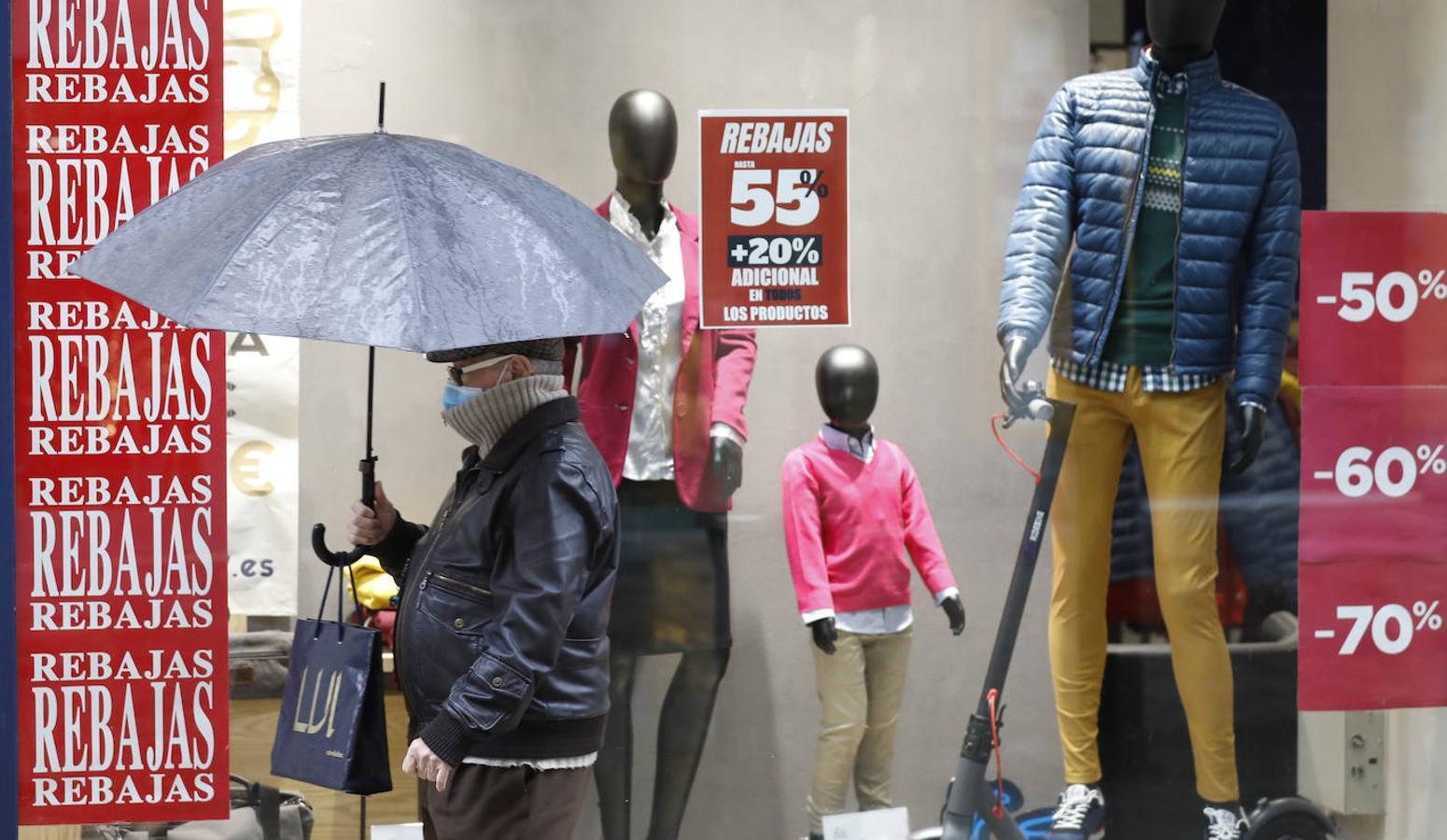 En imágenes, rebajas pasadas por agua en Córdoba