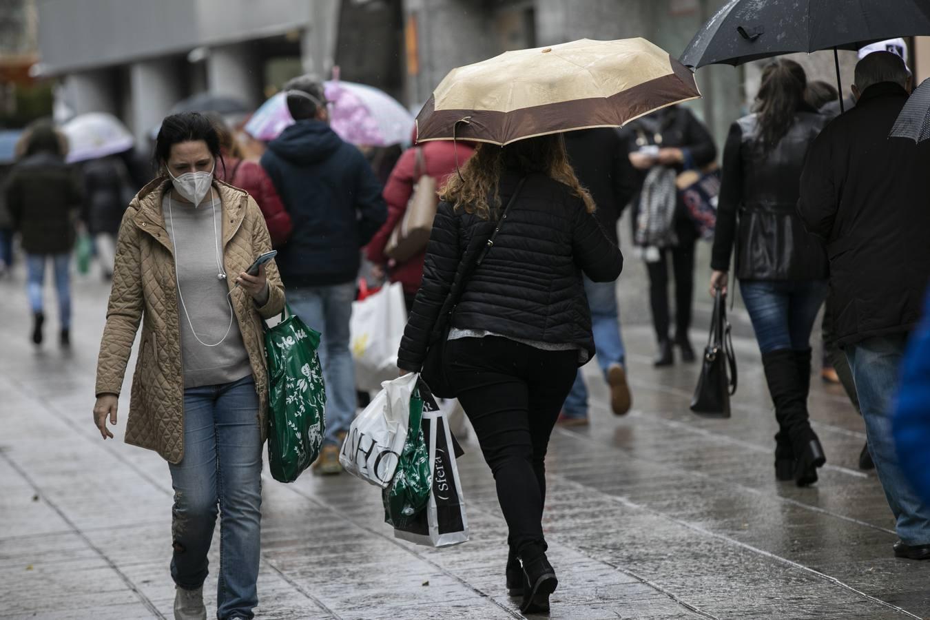 En imágenes, comienzan unas rebajas marcadas por la lluvia y el coronavirus