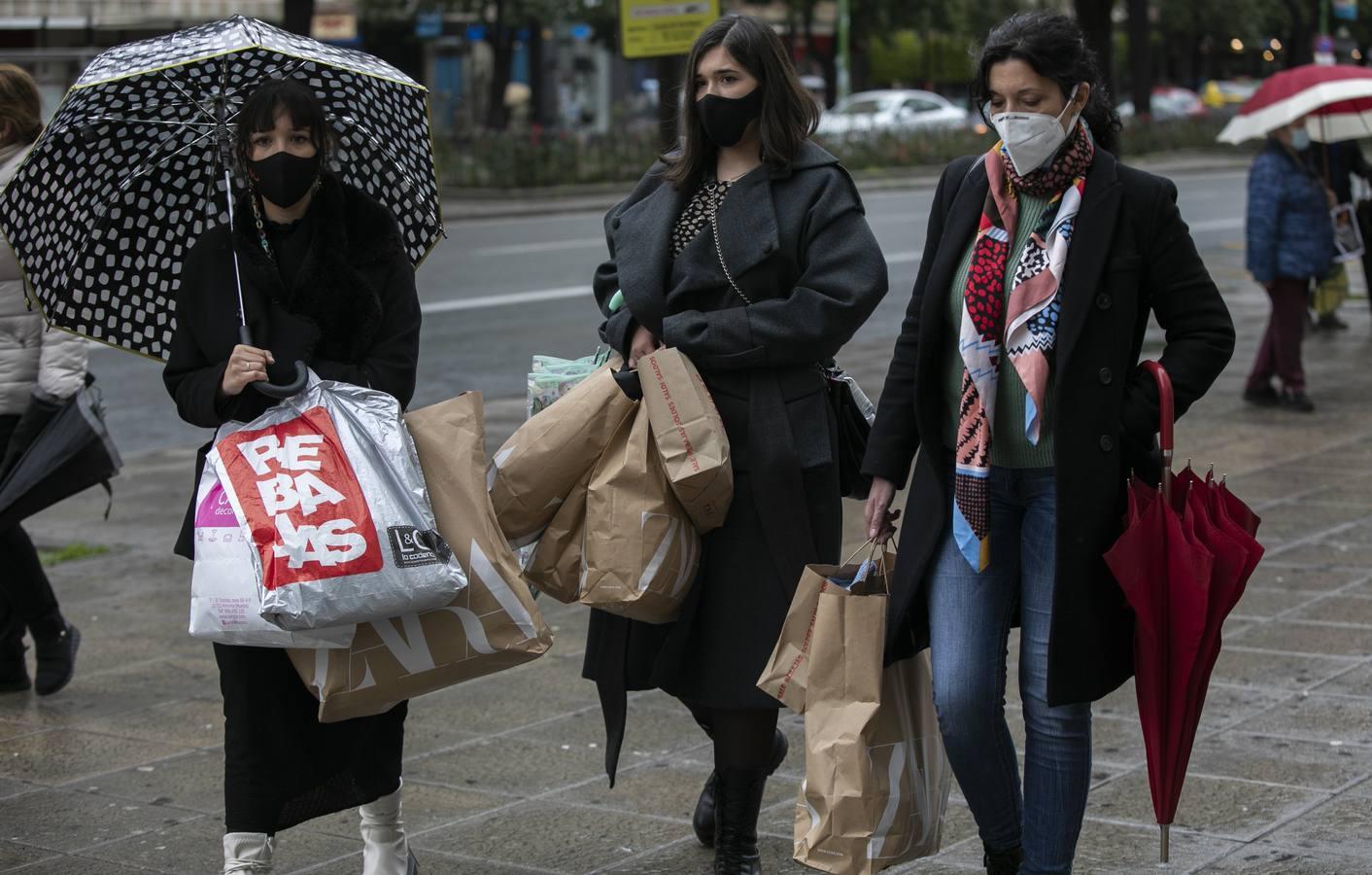 En imágenes, comienzan unas rebajas marcadas por la lluvia y el coronavirus