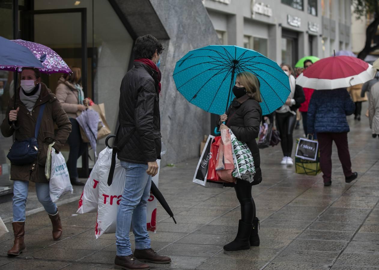 En imágenes, comienzan unas rebajas marcadas por la lluvia y el coronavirus