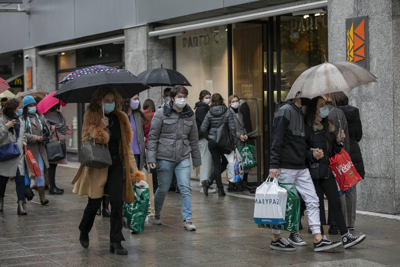 En imágenes, comienzan unas rebajas marcadas por la lluvia y el coronavirus