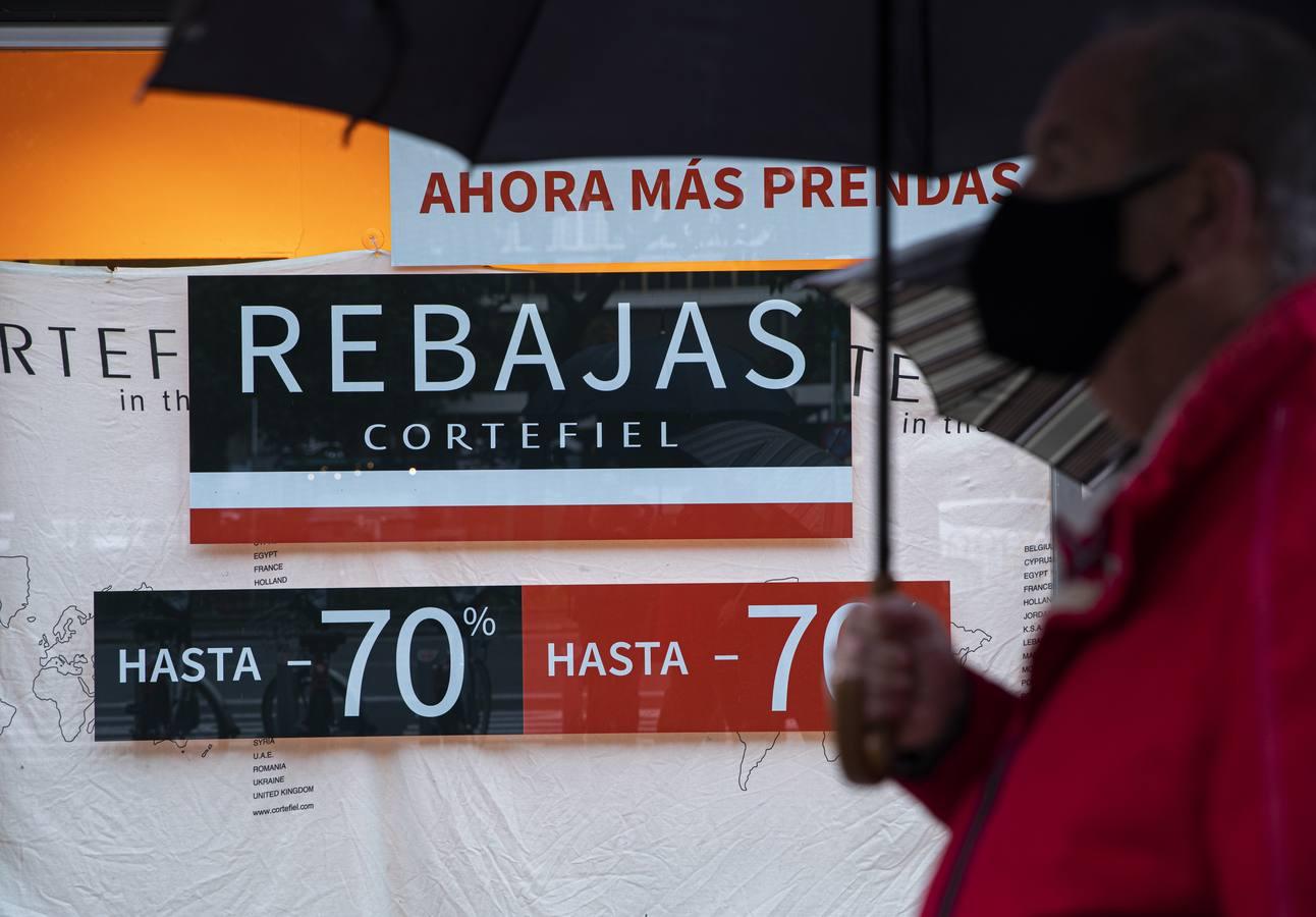 En imágenes, comienzan unas rebajas marcadas por la lluvia y el coronavirus