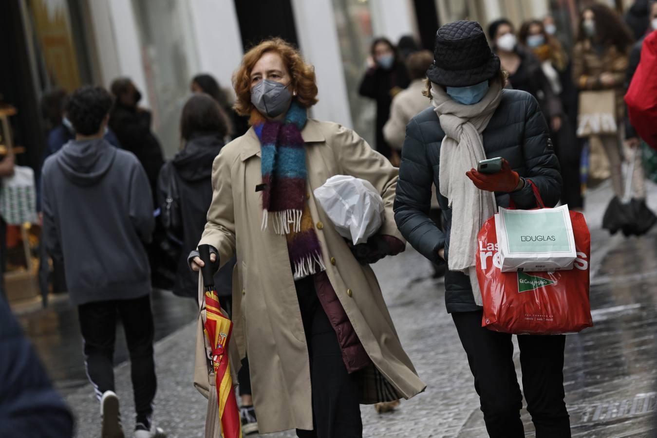 En imágenes, comienzan unas rebajas marcadas por la lluvia y el coronavirus