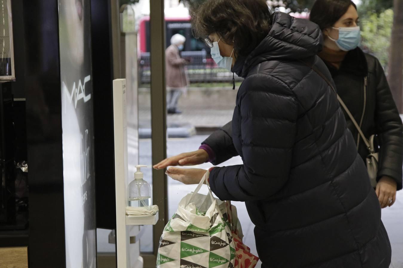 En imágenes, comienzan unas rebajas marcadas por la lluvia y el coronavirus