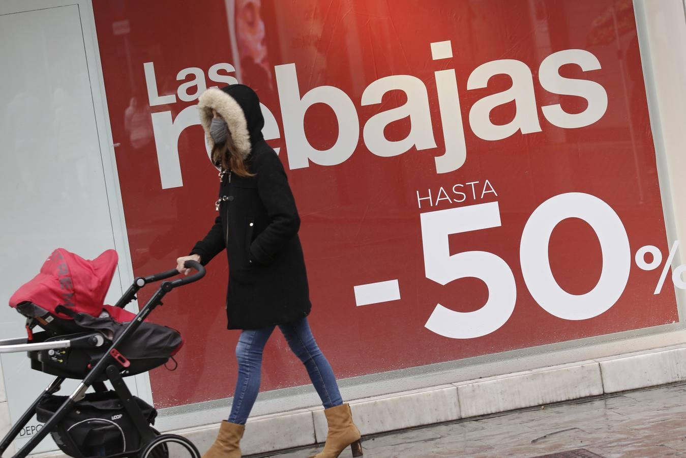 En imágenes, comienzan unas rebajas marcadas por la lluvia y el coronavirus