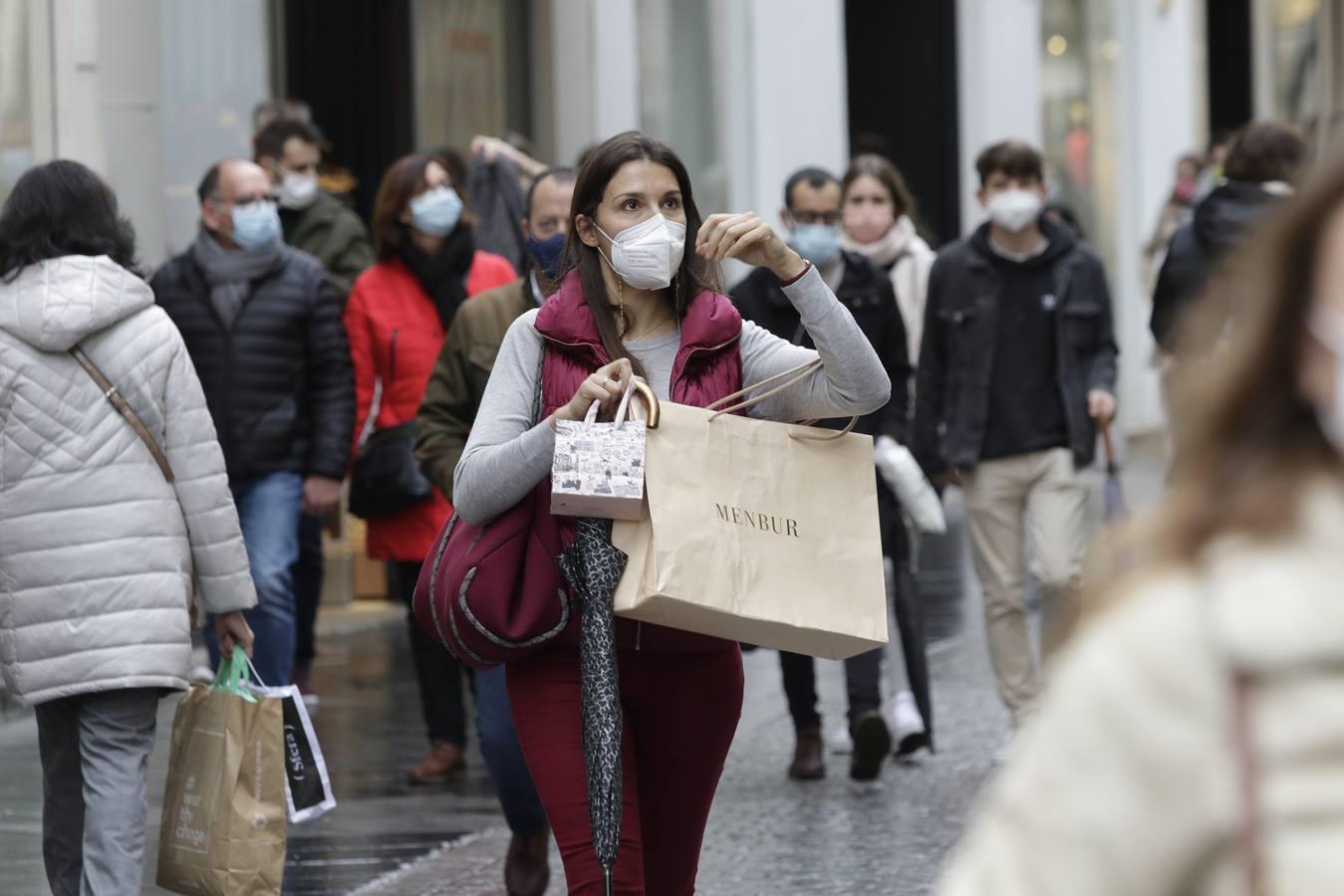 En imágenes, comienzan unas rebajas marcadas por la lluvia y el coronavirus