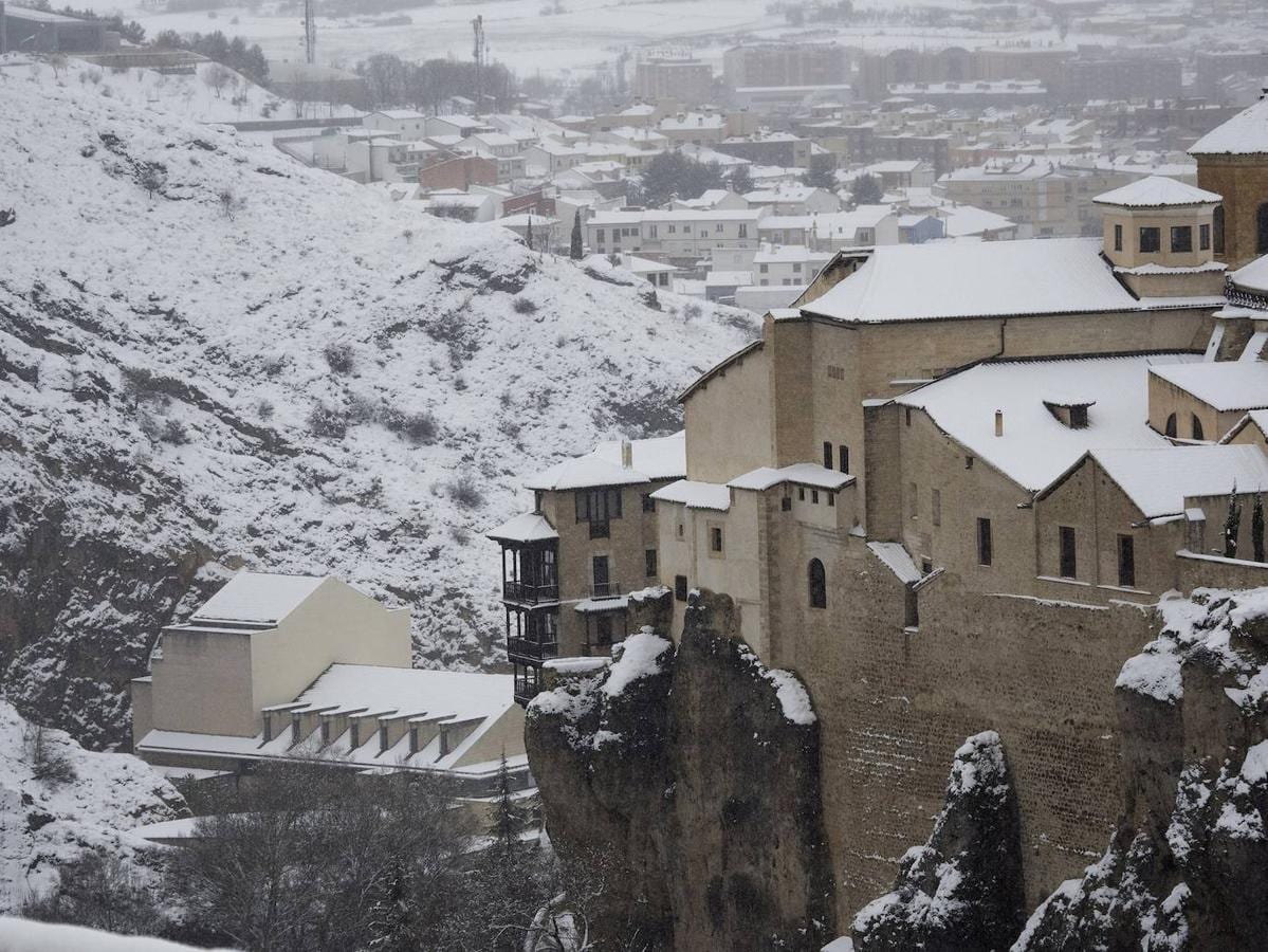 El barrio del Castillo, en Cuenca. Vista este viernes desde el Barrio del Castillo de la nieve caída sobre la ciudad de Cuenca en una jornada marcada por el temporal causado por el paso de la borrasca Filomena, que atraviesa su "fase más adversa" entre hoy y mañana