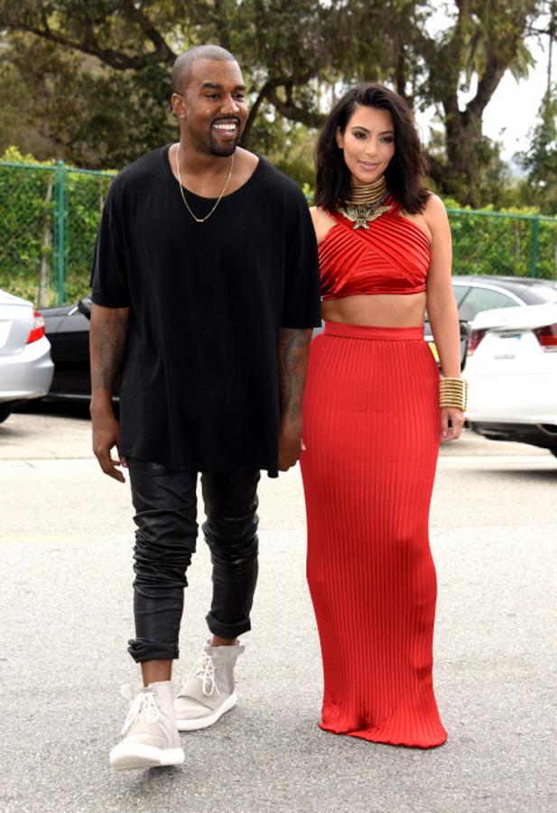 Noviazgo. West siempre se ha mostrado como un novio detallista y romántico. El primer año que la celebritie celebró el día de la madre, el cantante  le obsequió con una pared de rosas y peonías blancas. Ese mismo año, el día de los enamorados fueron mil rosas las que invadieron la casa del matrimonio. Pero el presente más especial, y costoso, fue el anillo de pedida. Un espectacular diamante por el que West desembolsó entre tres y seis millones de dólares