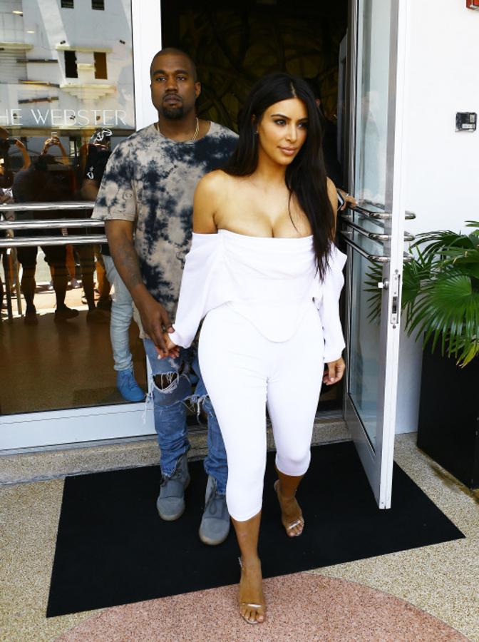 Terceras nupcias. Para Kim, su compromiso con West no fue el primero. Su primer matrimonio fue con el productor musical Dean Thomas, con quien se casó cuando tenía 19 años. La relación no duró y la pareja se divorció después de tres años. También estuvo casada con Kris Humphries. El enlace –que costó 4 millones de dólares– acabó en ruptura sólo 72 días después y en subasta del anillo de compromiso que el novio regaló a Kim. Se trataba de una joya con un diamante de 16 kilates al que le escoltaban otros dos de 1.2 kilates por la que Humphries pagó 2 millones de euros