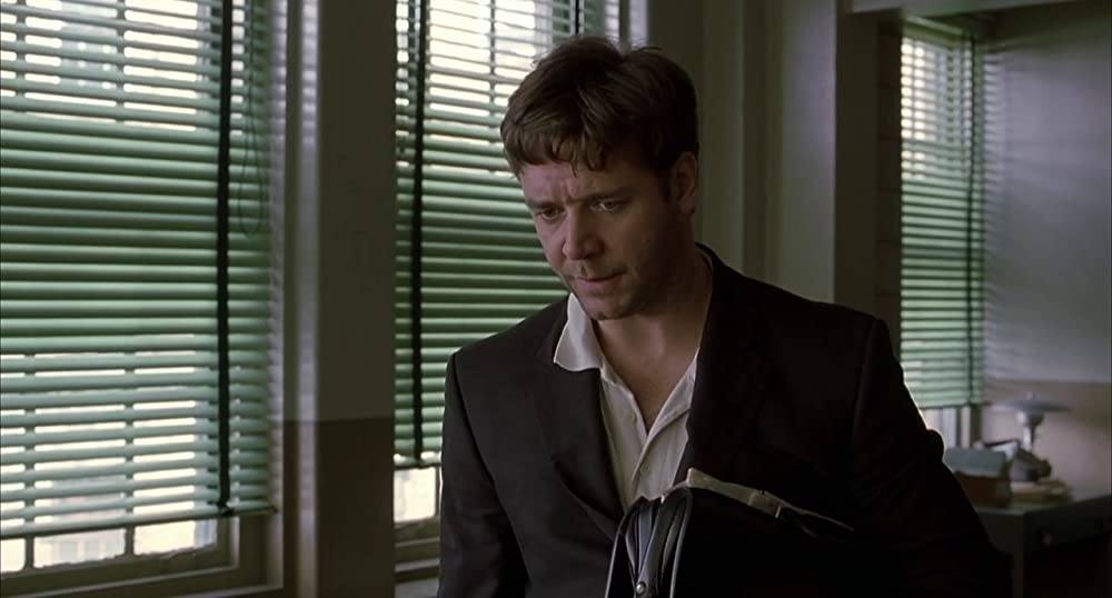 «Una mente maravillosa»: La gran triunfadora de los Oscar de aquel año, con un Russell Crowe  espectacular. El director Ron Howard, siempre efectivo, fue el encargado de trasladar a la gran pantalla la historia de uno de los más influyentes matemáticos del siglo XX y ganador del premio Nobel de Economía. El filme, que se centra en la década de 1950, cuando Nash cayó en una profunda esquizofrenia paranoide, está protagonizado por el actor australiano, que estuvo a punto de conseguir su segundo Oscar, por Jennifer Connelly y Ed Harris. (Disponible en Netflix). 4 Oscars: mejor película, director, actriz reparto (Connelly) y guión adaptado