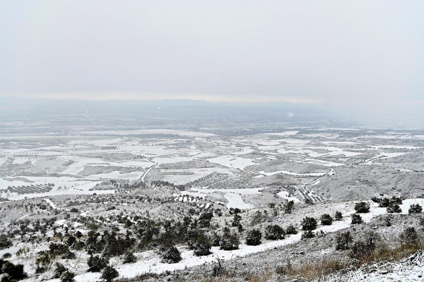 Alerta roja. Vista del Valle del Henares desde un mirador de la localidad madrileña de Los Santos de la Humosa, este viernes. La Agencia Estatal de Meteorología (Aemet) ha activado el nivel rojo por la previsión de fuertes nevadas por la tarde en varias zonas de la región, entre ellas, la capital, y de Castilla-La Mancha.