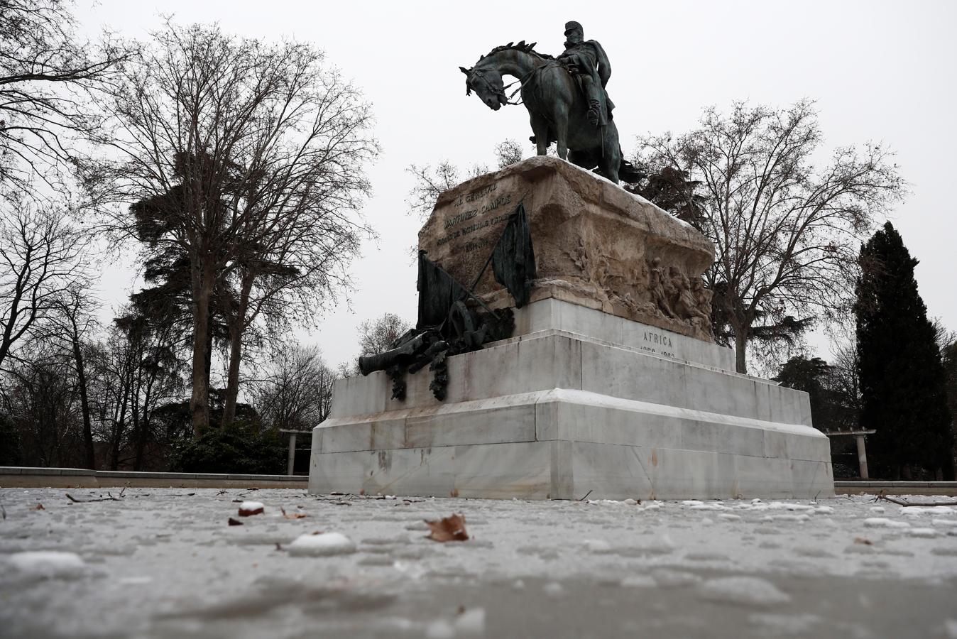 Un general helado. Nieve y hielo alrededor del monumento al general Martínez Campos que se erige en el parque del Retiro, este viernes, antes de que cayesen los primeros copos de la jornada.