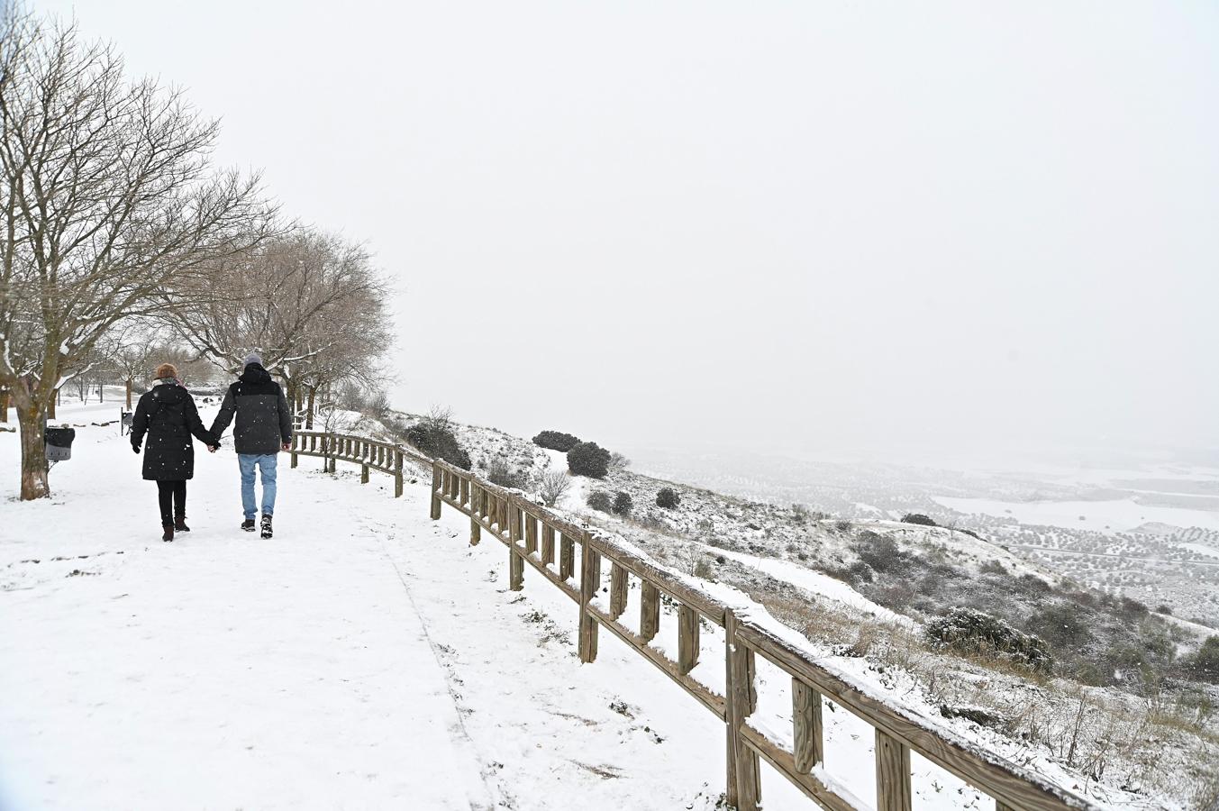 Hasta 20 centímetros. La capa de nieve alcanzará varios centímetros de espesor en toda la Comunidad de Madrid; hasta 20 en el área metropolitana, en el corredor del Henares, las Vegas y el oeste. En la imagen, una pareja pasea junto al mirador del municipio de Los Santos de la Humosa, al este de la región.