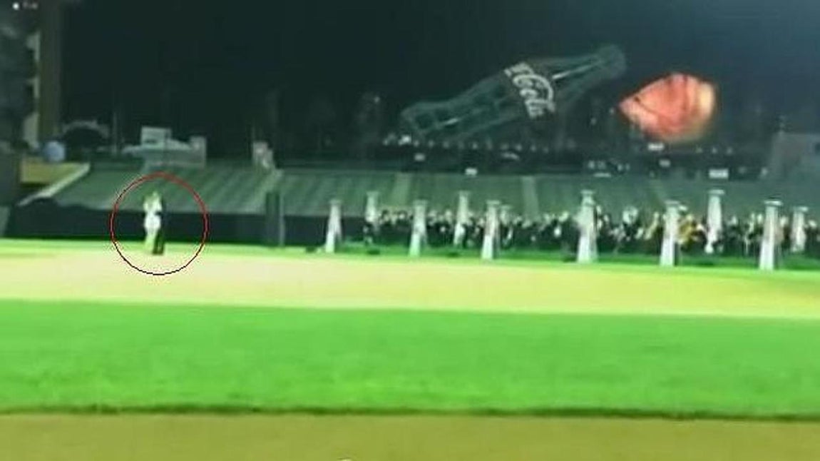 Una lujosa pedida de matrimonio. Velas romanas ardiendo y una orquesta de 50 instrumentos fueron el escenario perfecto para entregar a la socialité un anillo de diamantes de 15 quilates. A la antigua usanza, el rapero se hincó de rodillas en el césped del estadio de béisbol de los Gigantes de San Francisco para pedirle a su novia que se casara con él: «Sólo quería saber si querrías casarte conmigo», dijo el rapero ante cientos de personas. Kim, completamente emocionada, se llevó las manos a la cara en un gesto de sorpresa y sólo pudo emitir un tímido «por supuesto».