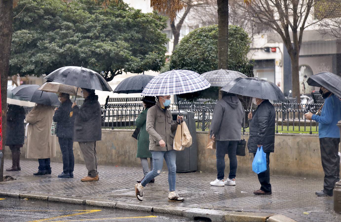 Las lluvias no han cesado durante toda el día en Sevilla