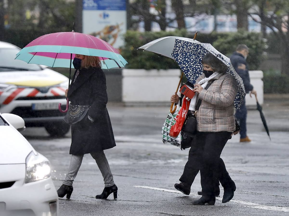 Las lluvias no han cesado durante toda el día en Sevilla