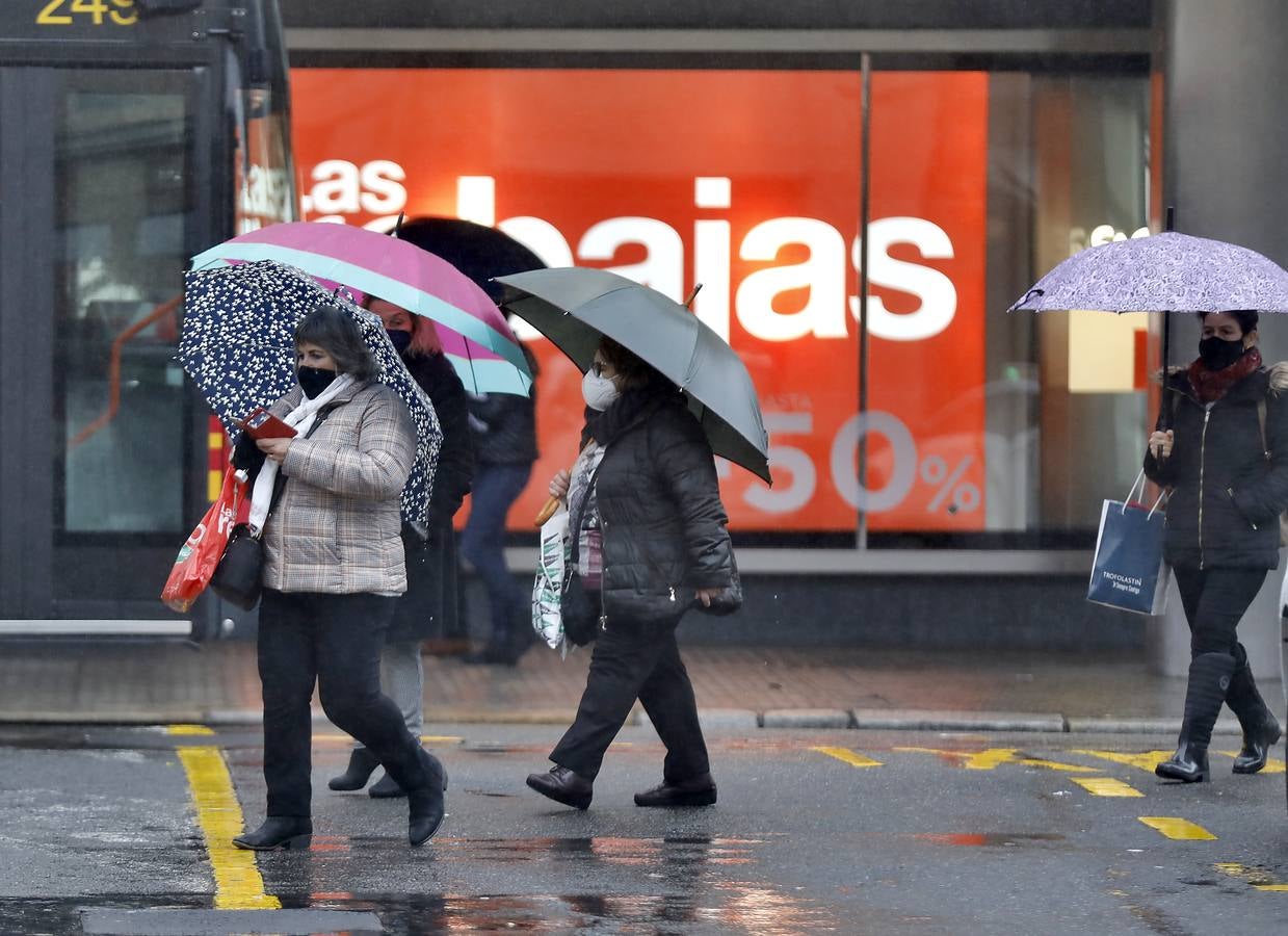 Las lluvias no han cesado durante toda el día en Sevilla