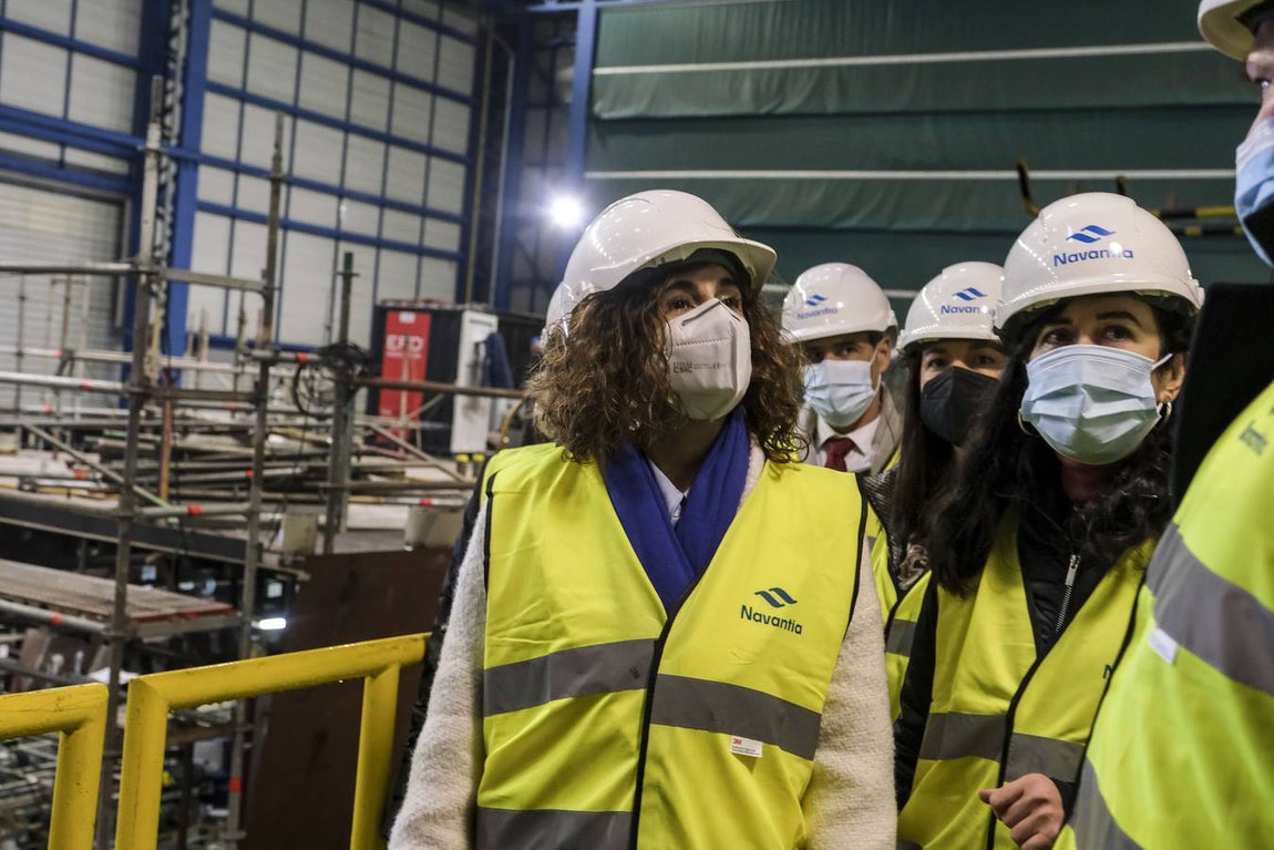 La ministra de Hacienda visita el astillero de San Fernando