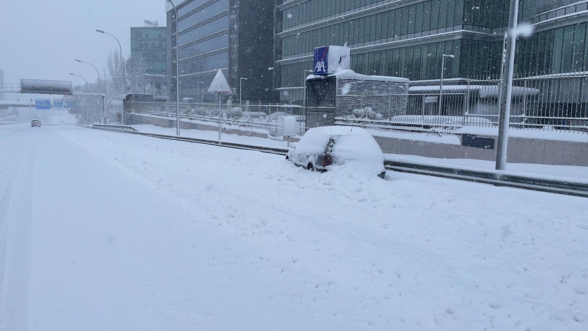 Imagen de un coche abandona en los aledaños de Avenida de América (Madrid). 
