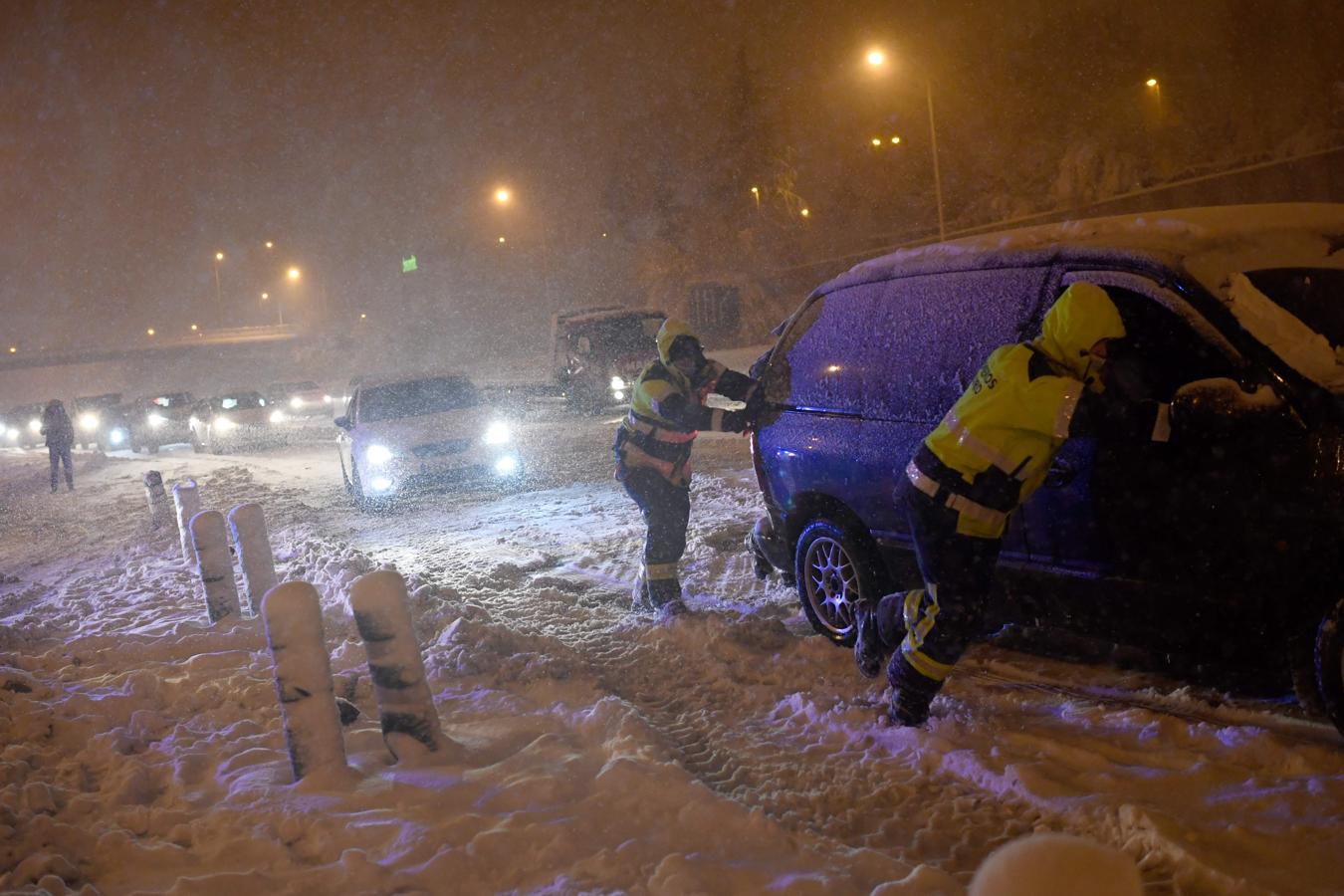 Los servicios de emergencia ayudan a mover vehículos en la M-30. 