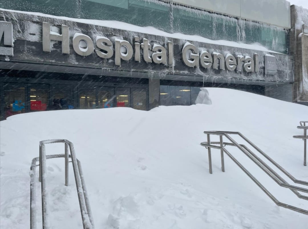 El Hospital de La Paz de Madrid, bloqueado por la nieve. En plena pandemia de coronavirus, no se están pudiendo dar altas ni hacer cambios de turno con normalidad. 