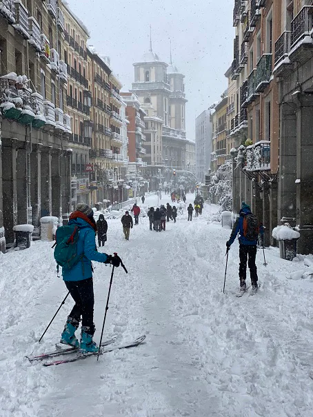 Gente con esquís por el centro de Madrid. 
