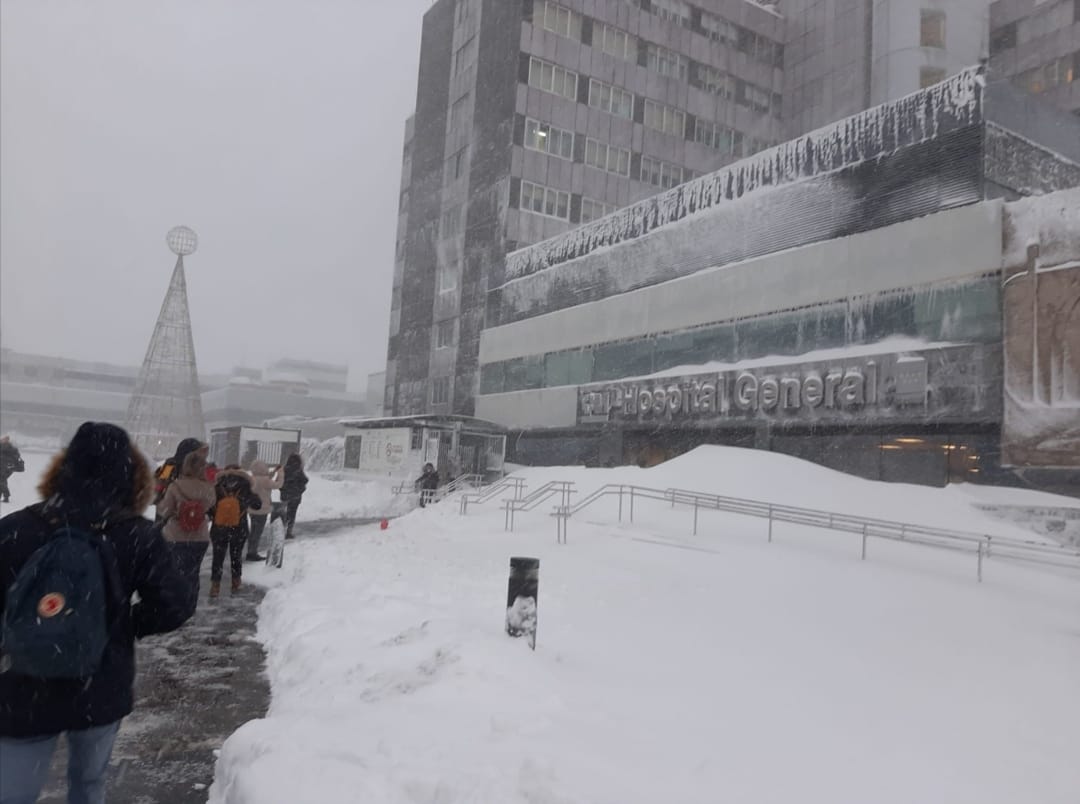 El Hospital de La Paz de Madrid, bloqueado por la nieve. En plena pandemia de coronavirus, no se están pudiendo dar altas ni hacer cambios de turno con normalidad. 