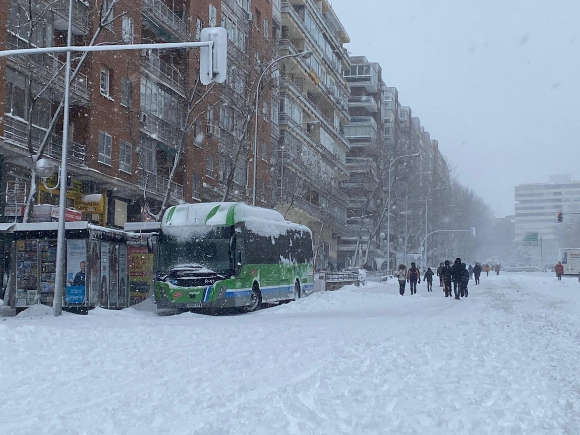 Imagen del entorno de Conde de Casal y Avenida del Mediterráneo (Madrid), con un autobús atrapado por la nieve. 