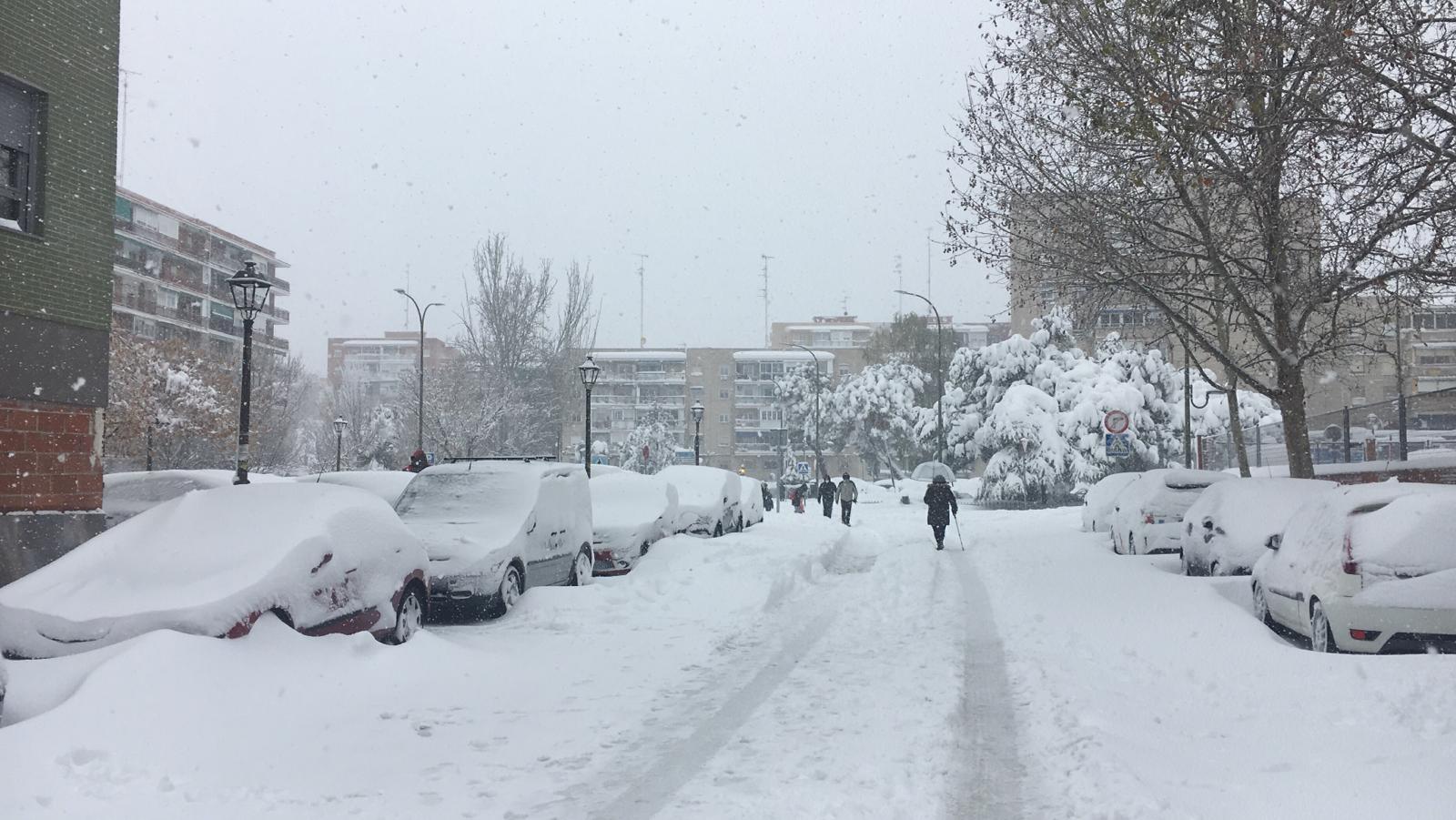 La nieve ha cubierto coches enteros en Móstoles (Madrid). 