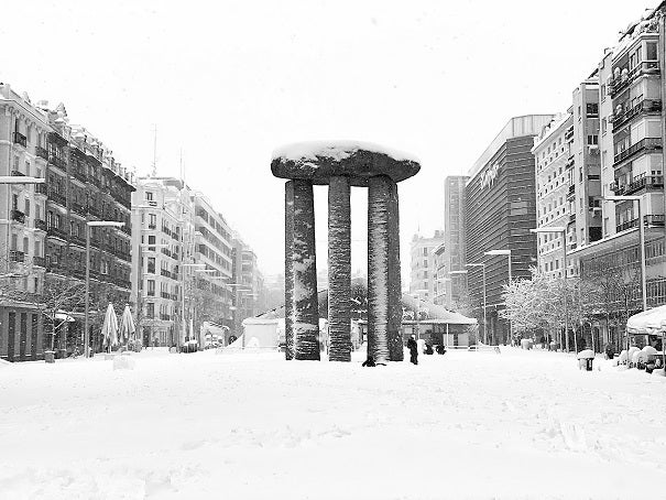 El entorno del Palacio de los Deportes de Madrid, cubierto de nieve. 