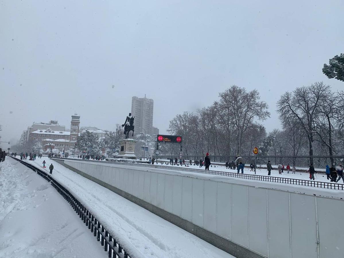 Retiro, sepultado por la nieve. Así luce Retiro, con el Monumento de Espartero y las Escuelas Aguirre al fondo. A la derecha, la entrada al túnel de la calle de Alcalá