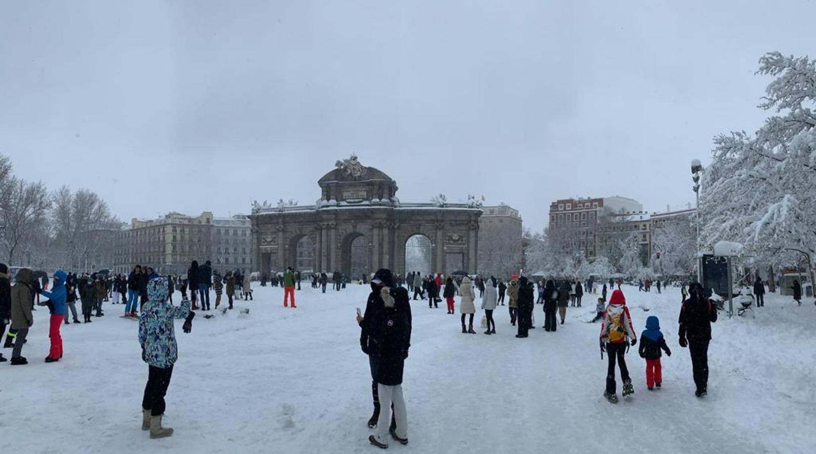 Estampa inédita en la Puerta de Alcalá. Junto a estas líneas, la imagen histórica de la Puerta de Alcalá, repleta de madrileños esta mañana para hacerse un selfie junto al emblemático monumento de la capital