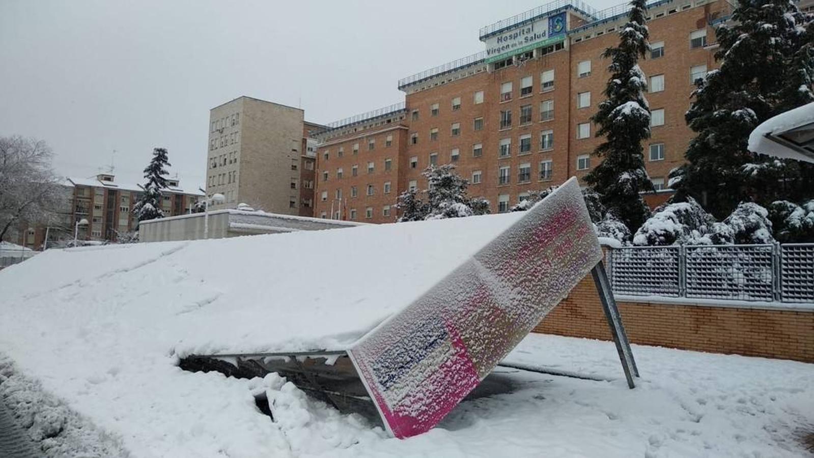 Cubierta de taxis hundida por el peso de la nieve frente al hospital Virgen de la Salud. 